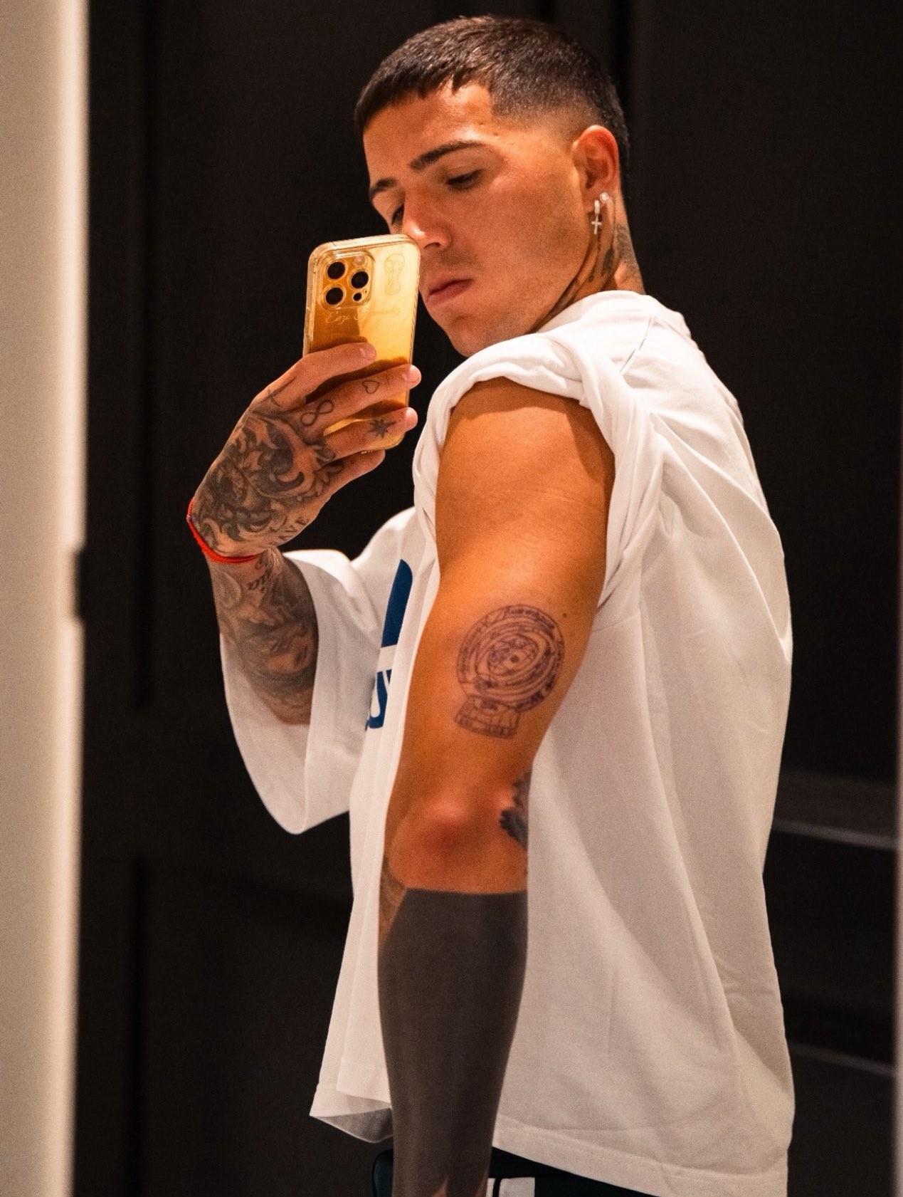 爱游戏-有点小帅，恩佐把世俱杯奖杯纹到了左臂上