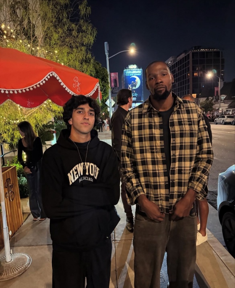 爱游戏-杜兰特与球迷合影&amp;依旧气质独特 后面疑似乌度卡