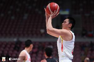 爱游戏-媒体人：胡明轩亚洲杯进攻高效&amp;三分命中率48.5% 护框高手没想到