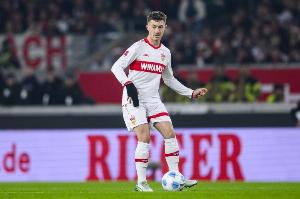 爱游戏APP-记者：曼联正权衡是否引进新中场，斯蒂勒已被列入红魔的讨论名单