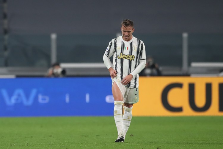 爱游戏体育-记者：阿图尔已抵达巴西，准备租借加盟格雷米奥