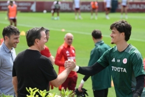 续约？罗马发布主席和斯维拉尔握手照片，训练后疑似密谈一个小时